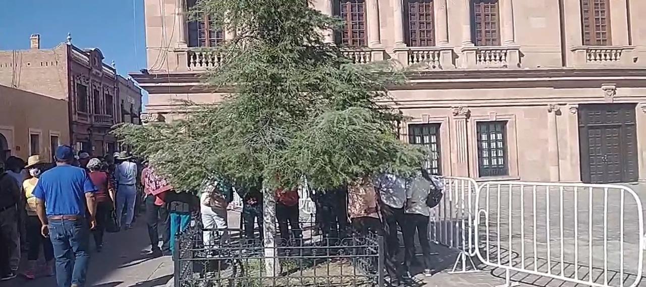 Exigen maestros pago de prestaciones