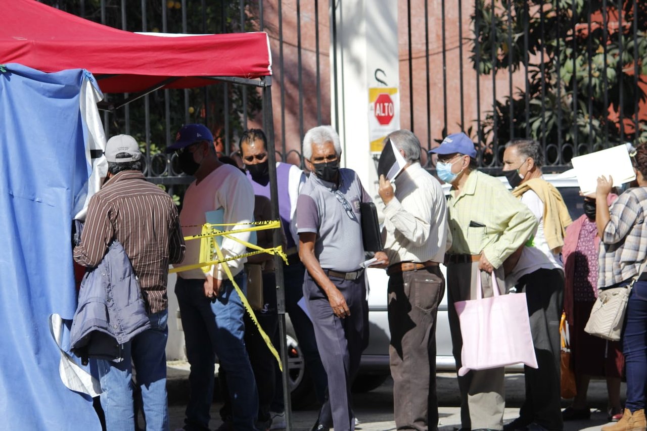 Adultos mayores abarrotan antiguo edificio de FCPyS para aplicarse tercera dosis anti-COVID