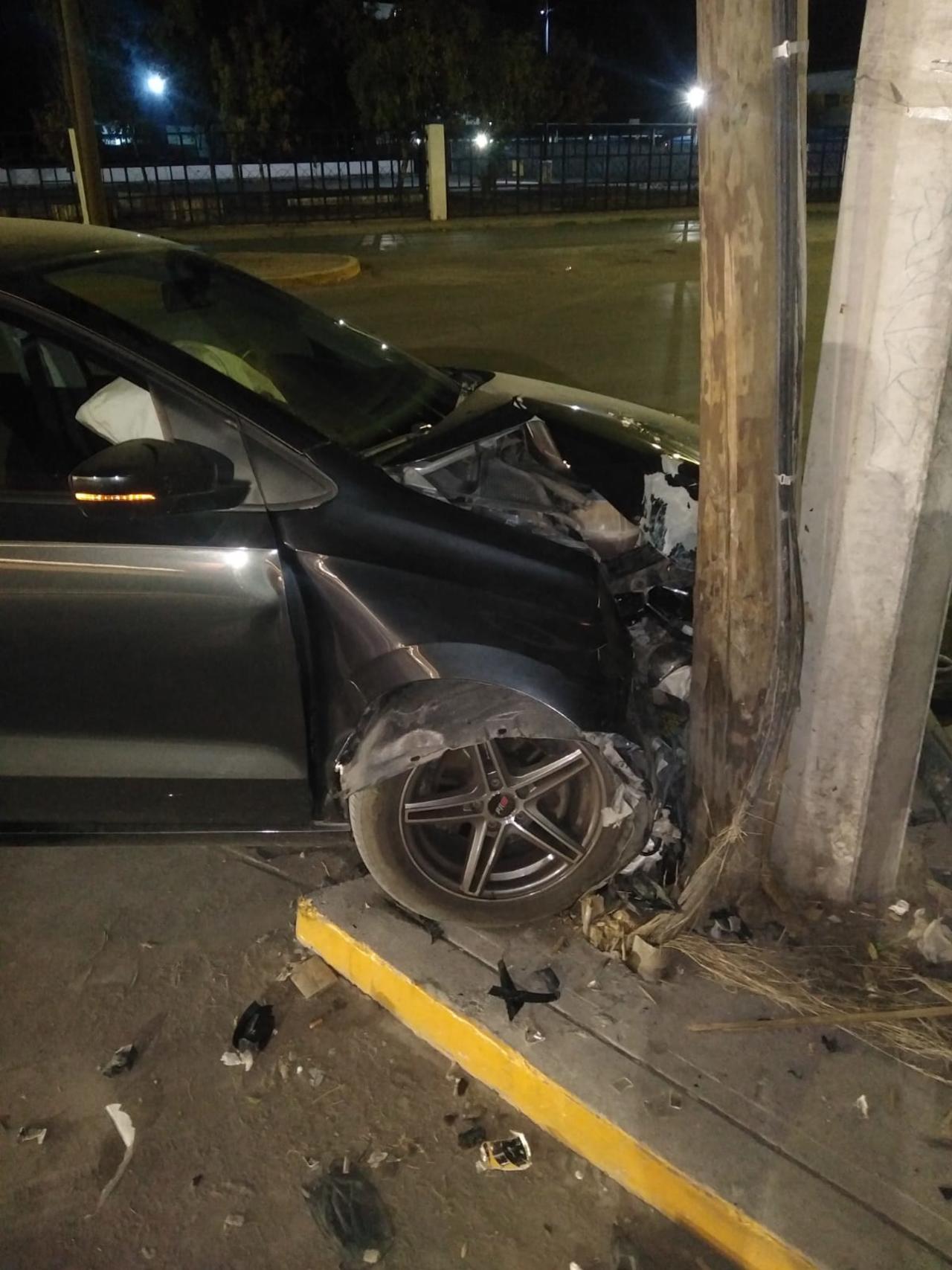 Hombre pierde el control de su auto y se impacta contra poste en Torreón