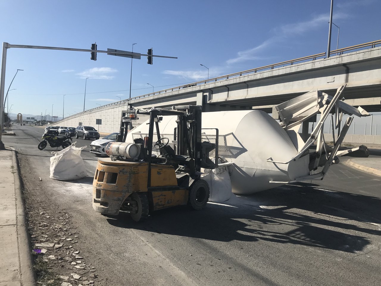 Vuelca carga de tractocamión sobre el periférico de Torreón