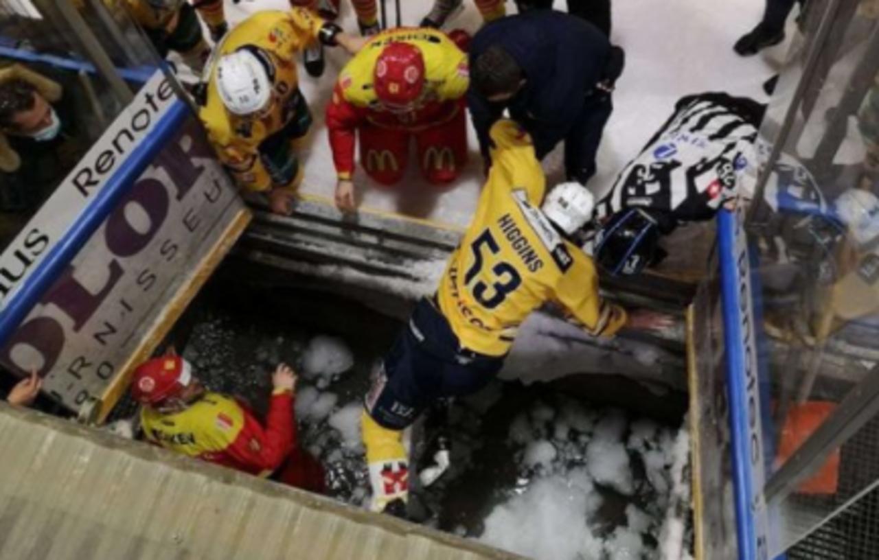 Dos jugadores de hockey terminan en una zanja con agua helada tras chocar entre sí en pleno partido