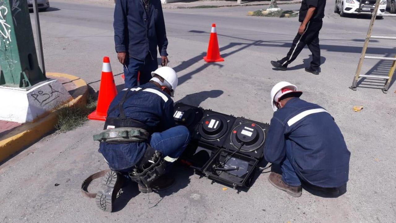 Autoridades dan mantenimiento a semáforos de Gómez Palacio
