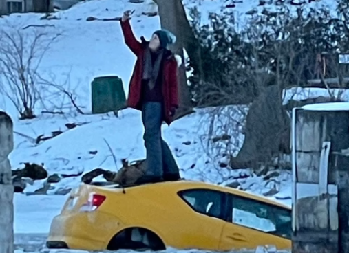 Mujer se toma 'selfies' parada sobre su auto mientras se hundía en un río congelado