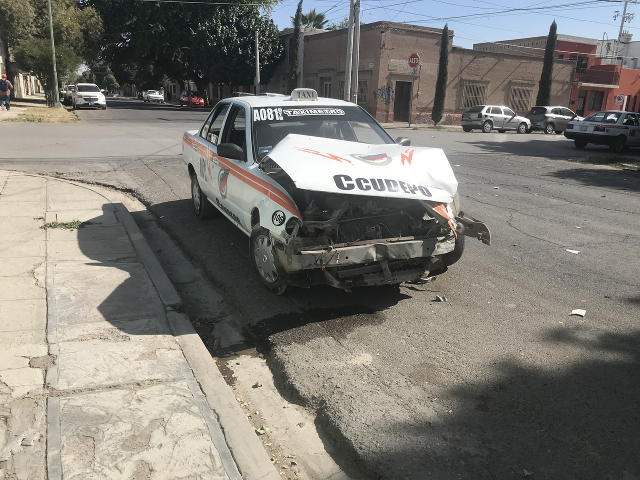 Taxi ignora alto e impacta vehículo en Centro de Gómez Palacio