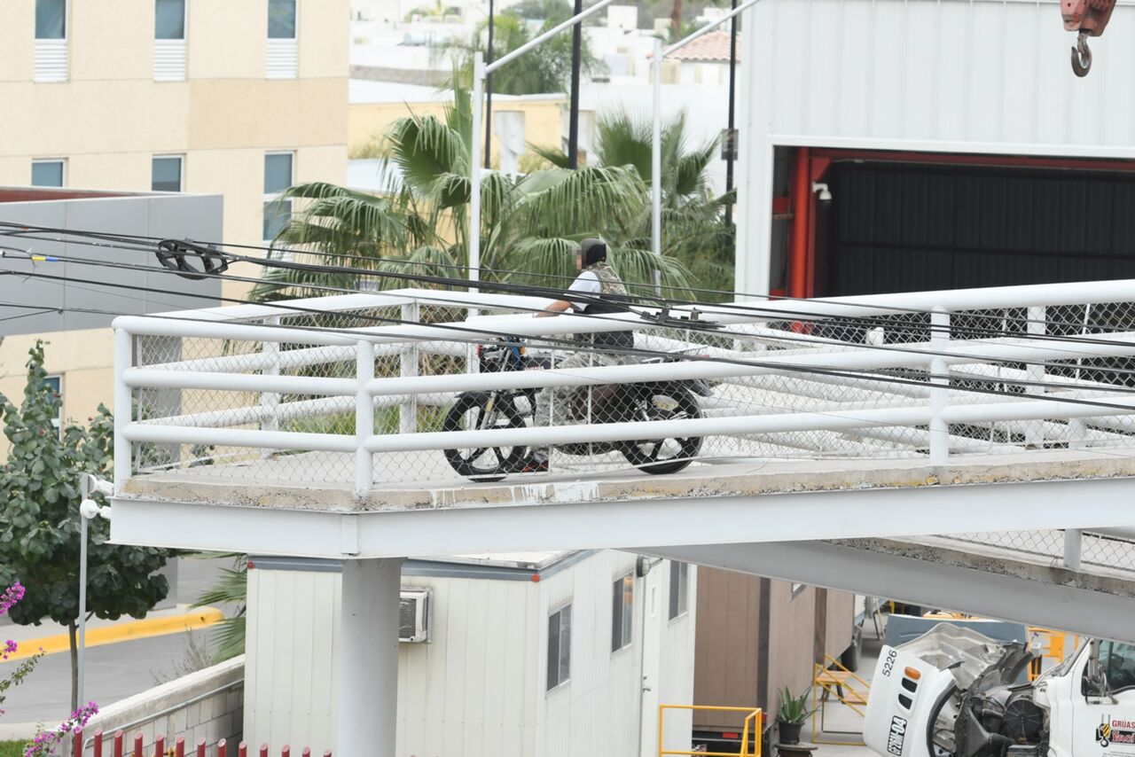 Hombre se sube a puente peatonal de Torreón con todo y motocicleta