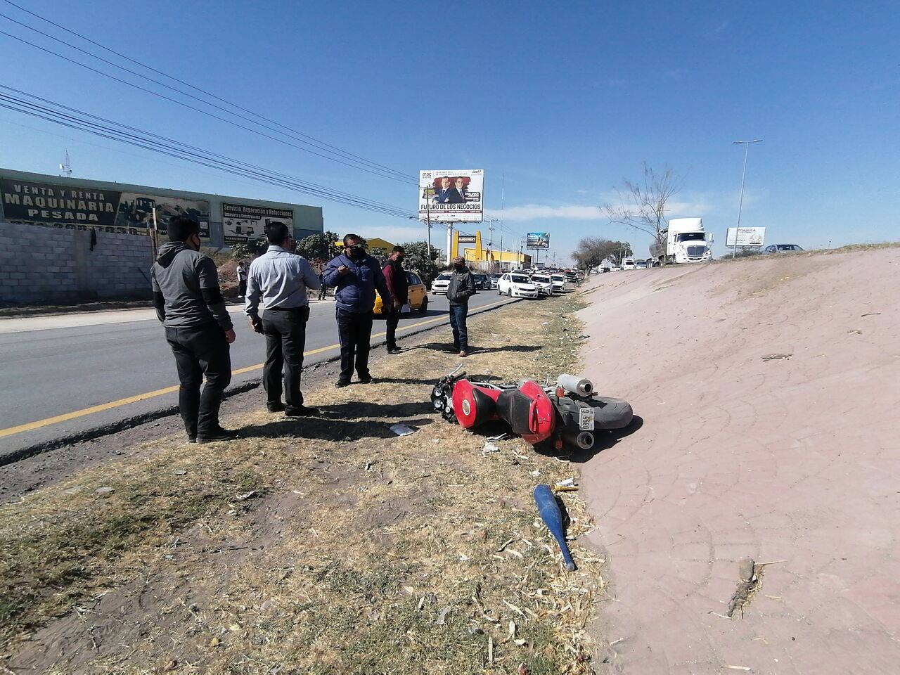 Motociclista muere tras arrollar a dos peatones en el periférico de Torreón. Noticias en tiempo real