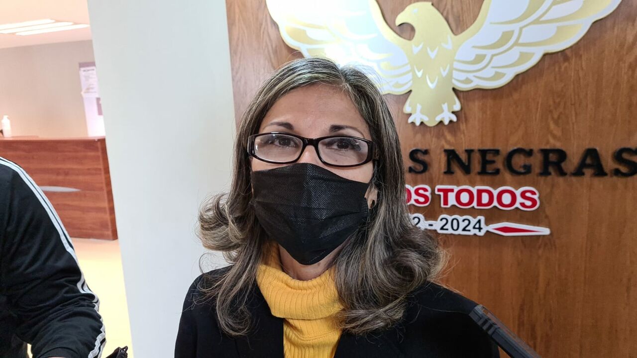 Capacitan y entregan uniforme a personal de Enlace Municipal con Aduana de Eagle Pass. Noticias en tiempo real