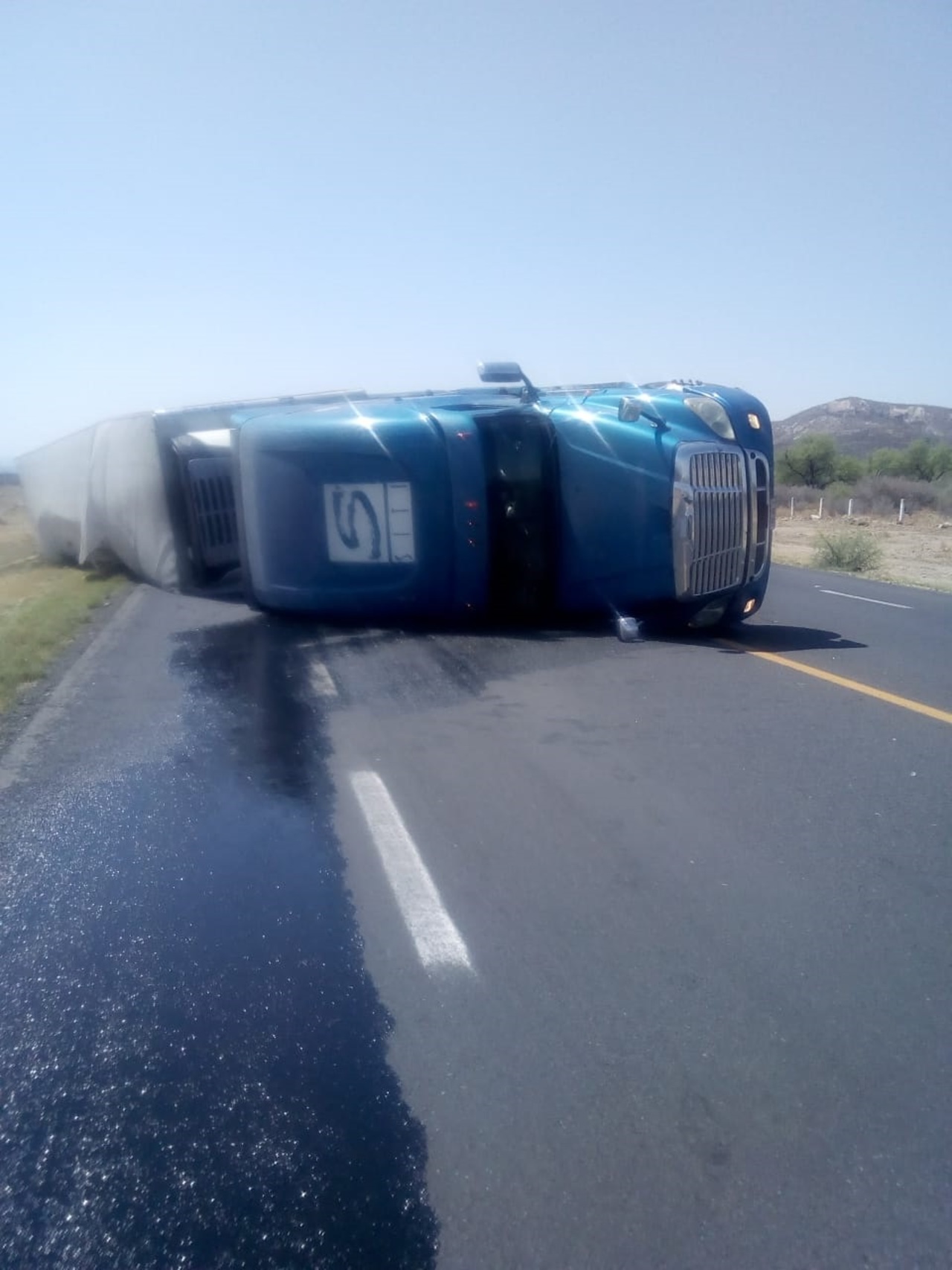 Tractocamión sufre volcadura. Noticias en tiempo real
