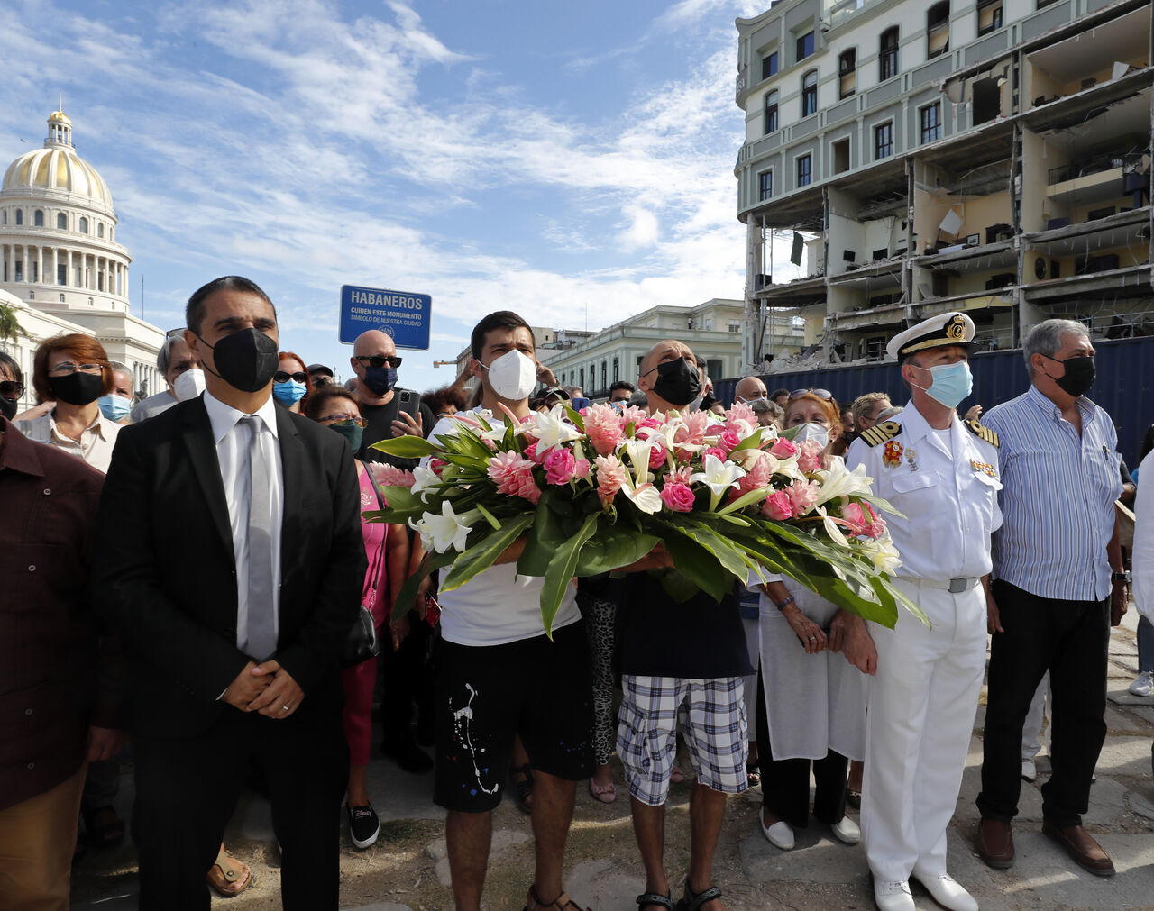 España coloca ofrenda floral frente al Hotel Saratoga de La Habana