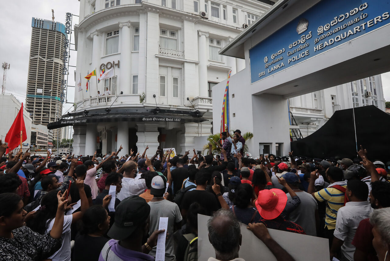 Cientos de ciudadanos exigen arresto de exmandatario de Sri Lanka por choques de violencia