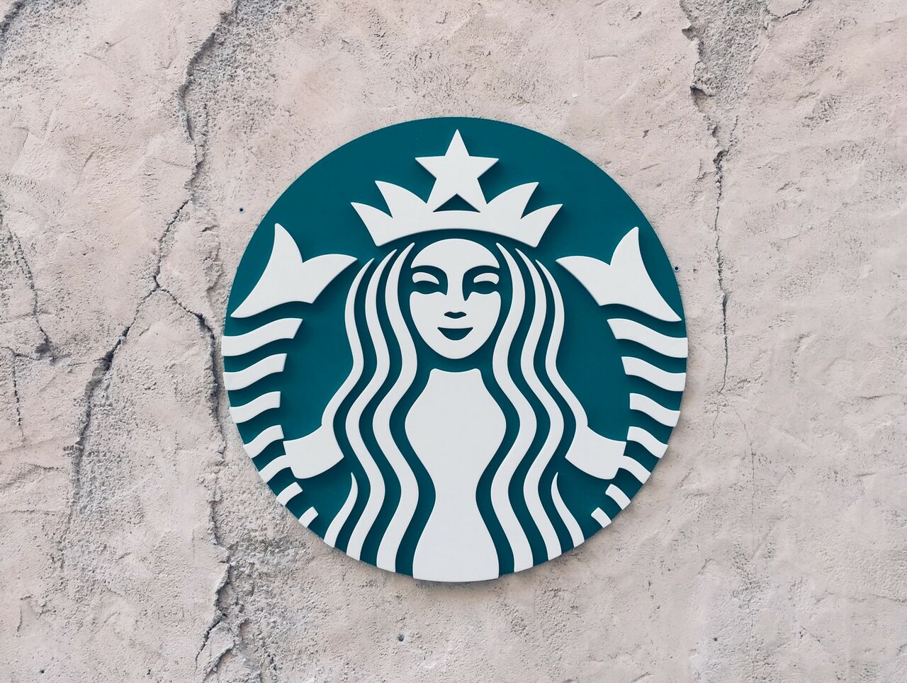 Starbucks costeará viáticos a empleadas que busquen abortar en EUA