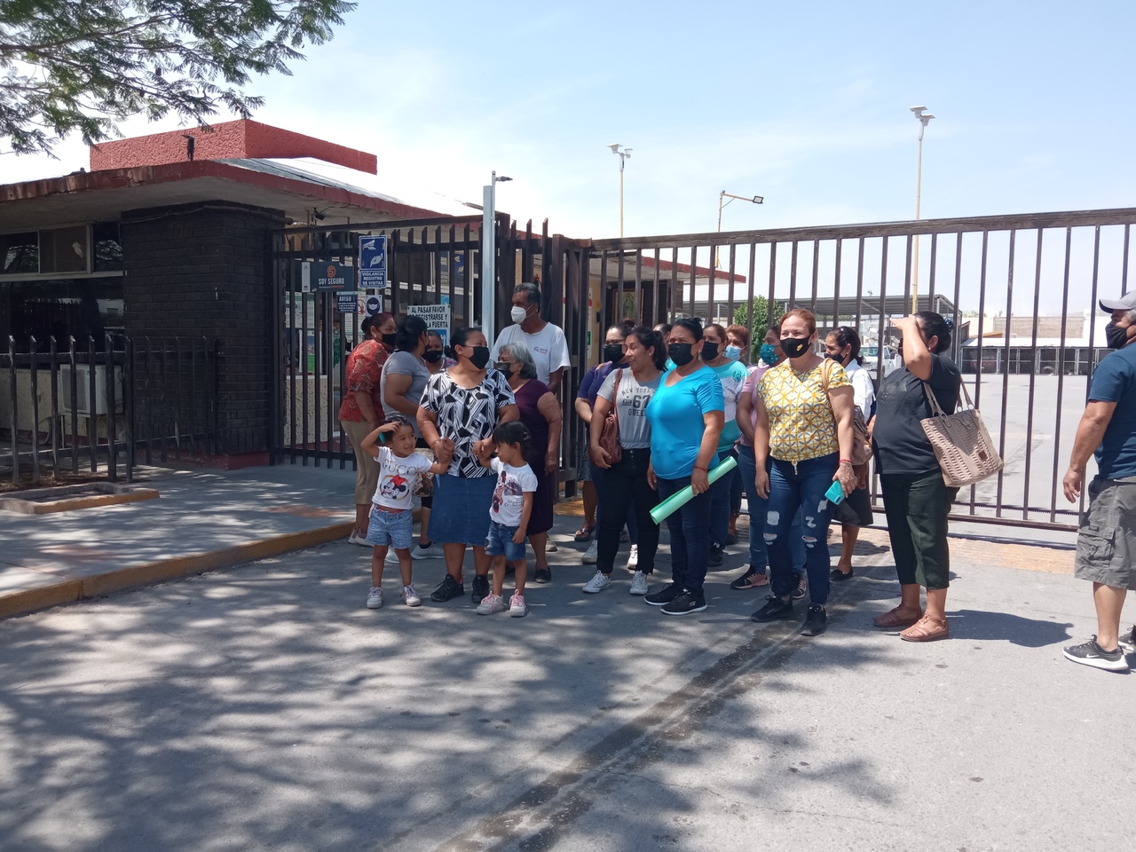 Habitantes de ejido San Carlos en Lerdo se manifiestan afuera de CFE por apagones