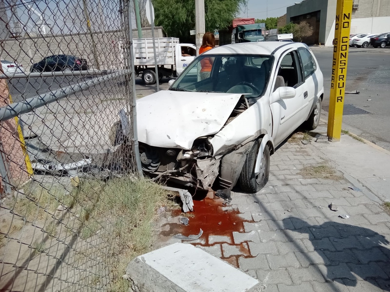 Mujer resulta lesionada en aparatoso accidente en Gómez Palacio