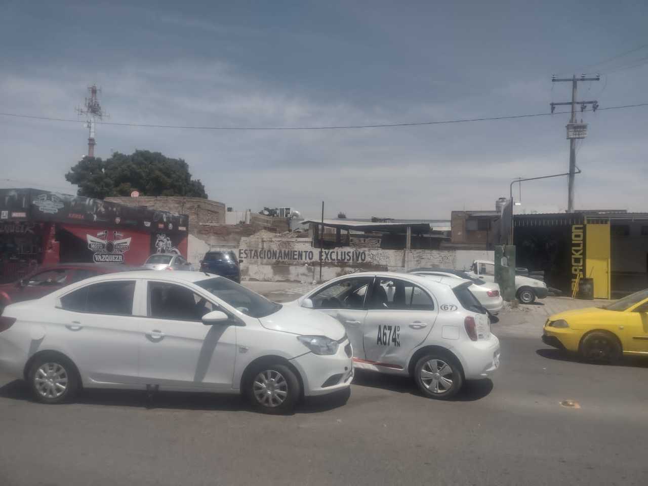 Taxista intenta retornar y causa accidente en Gómez Palacio