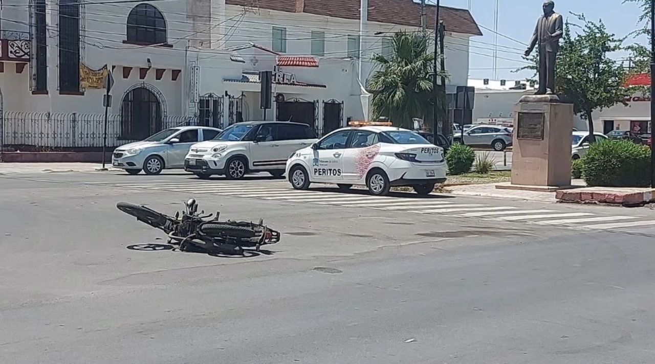 Auto se pasa alto e impacta motocicleta en Centro de Torreón