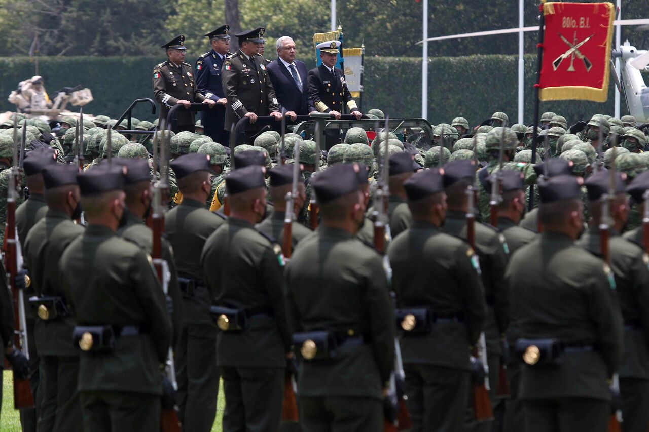 AMLO anuncia aumento salarial para soldados, marinos y policías