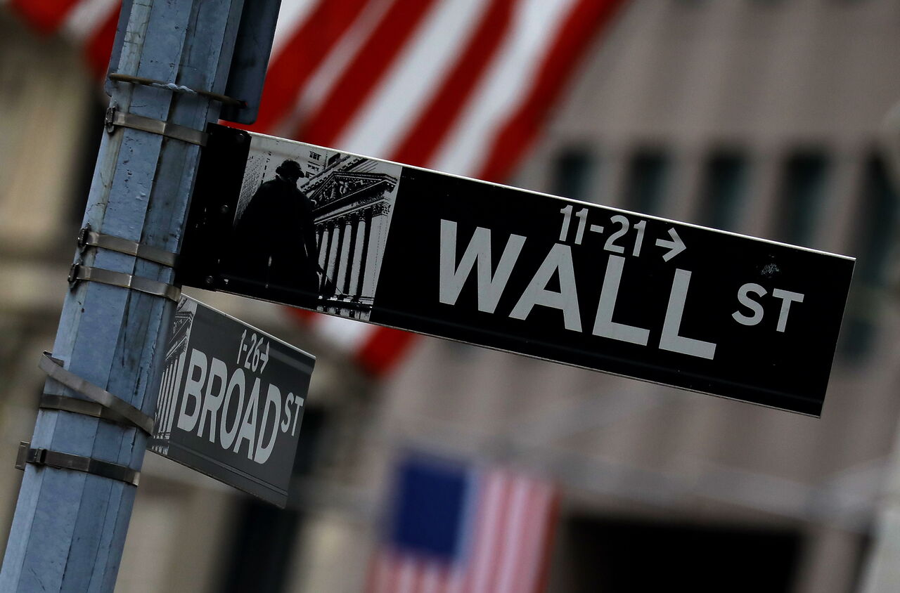 Bajan precios en acciones de Wall Street