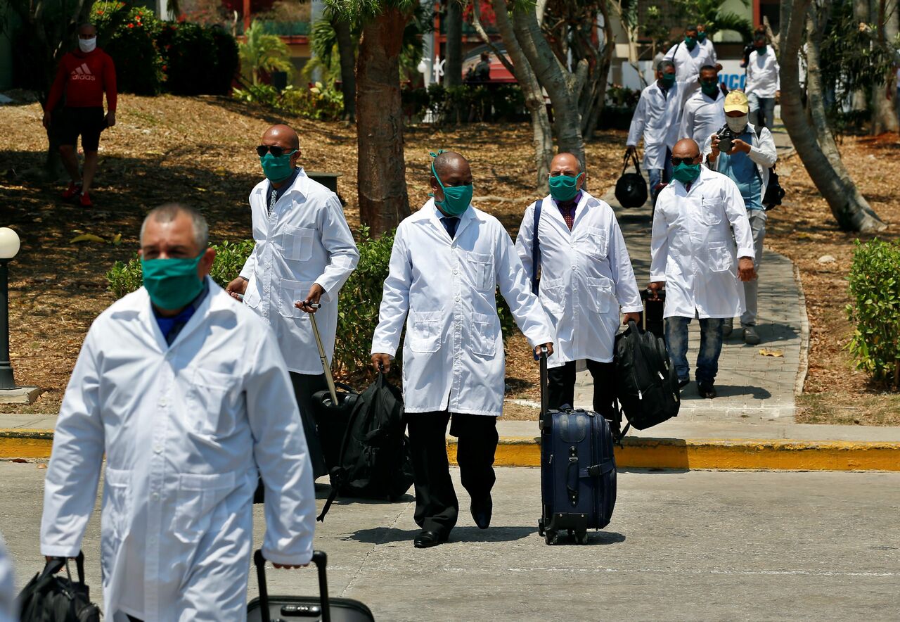 Médicos cubanos deberán revalidar estudios en México: ministro Cossío