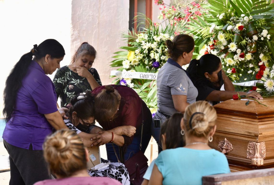 'Como si hubiéramos perdido a un familiar', dicen vecinos de Édgar en velorio