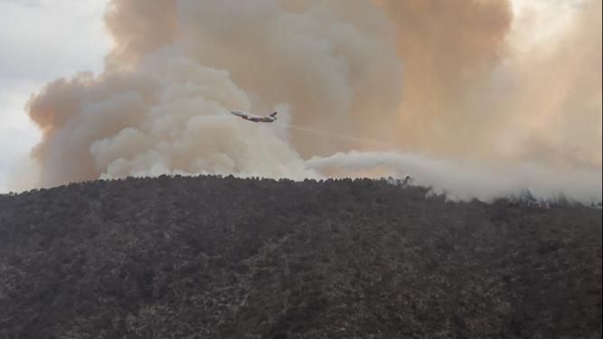 Realiza avión DC-10 descarga en incendio forestal de Santa Rosa