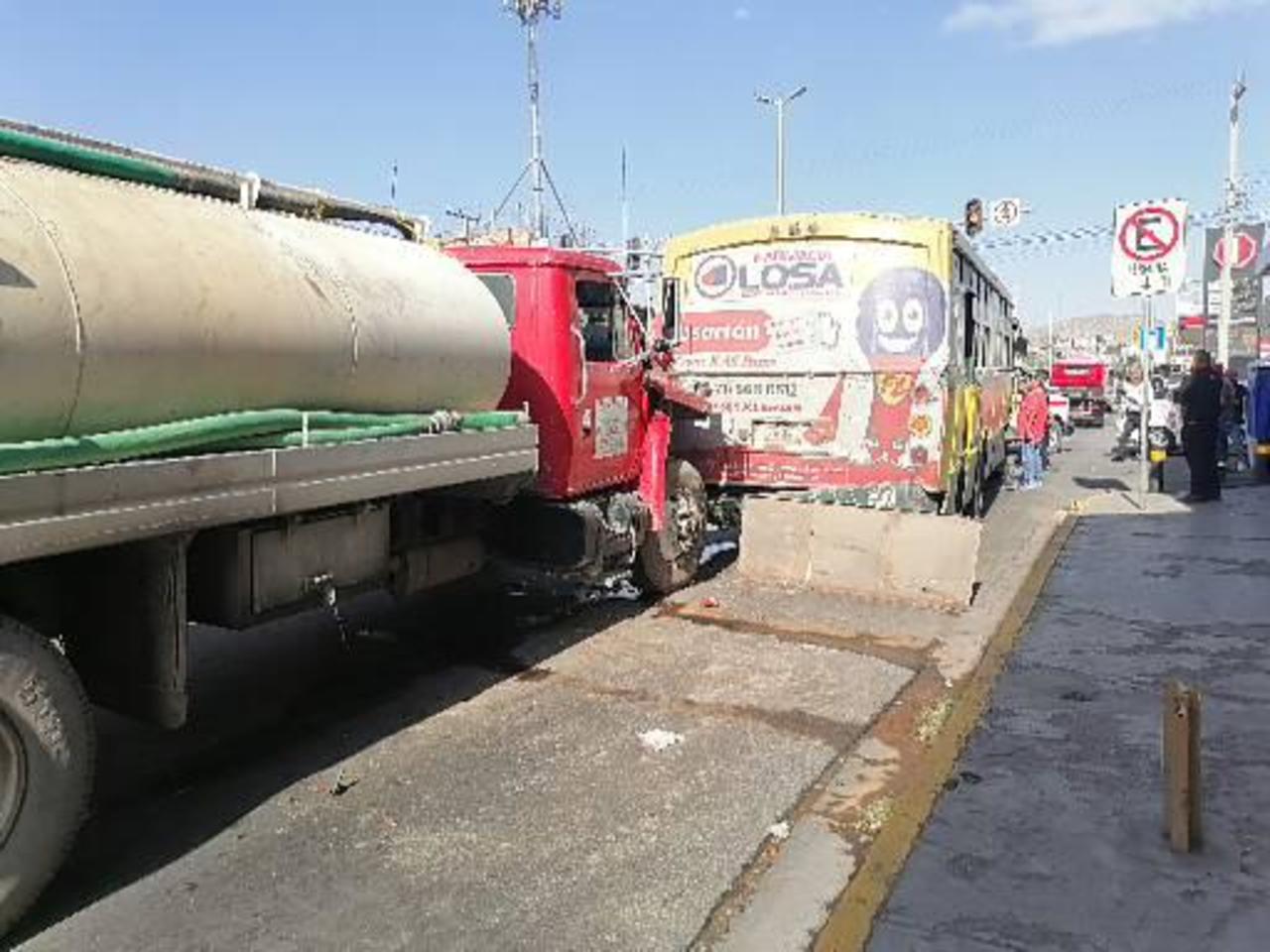 Pipa y dos camiones tienen percance vial en Torreón