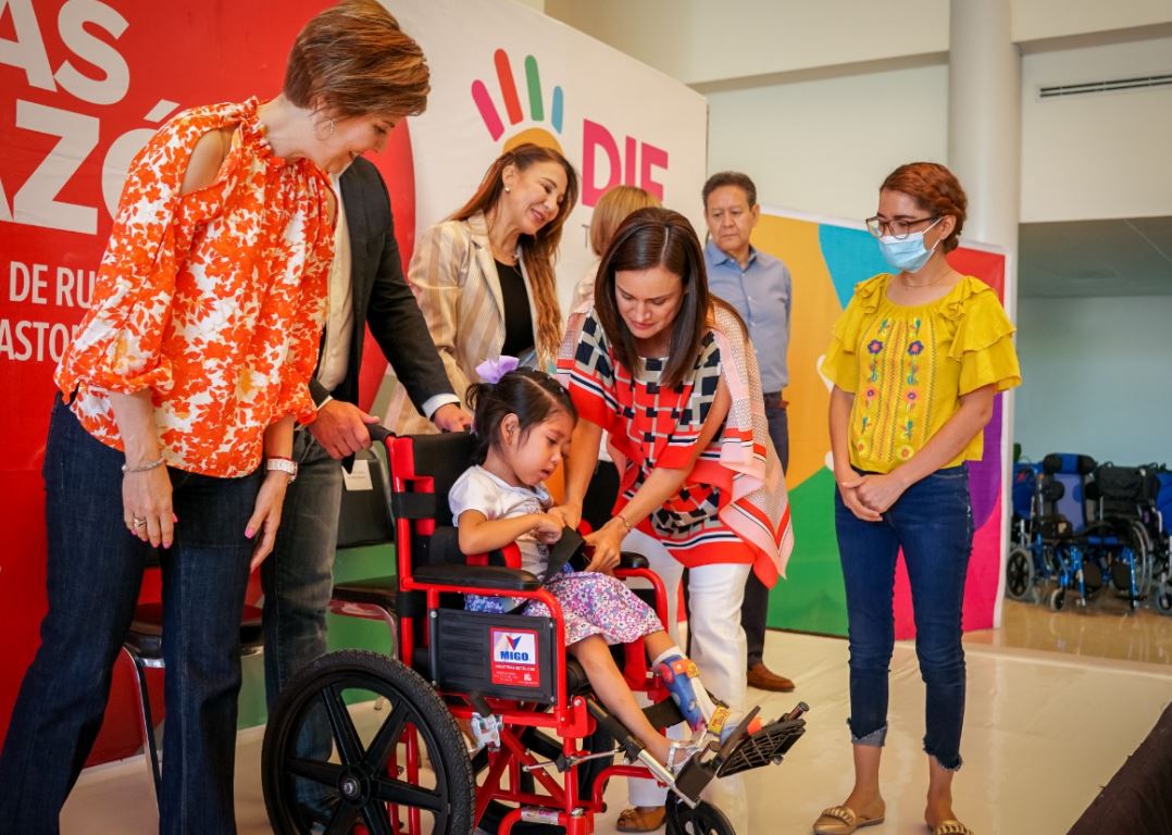 DIF Torreón entrega sillas de ruedas y aparatos ortopédicos a población con discapacidad