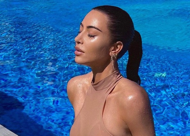 Kim Kardashian muestra su retaguardia con bikini 