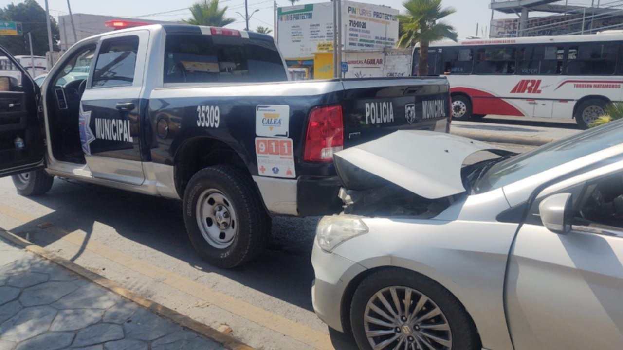 Patrulla de Policía Municipal participa en accidente múltiple en Torreón 