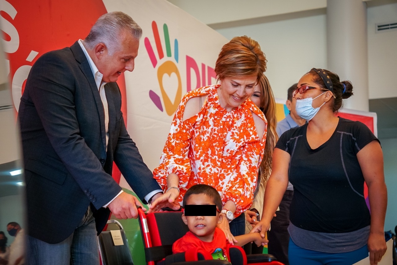 DIF Torreón entrega sillas de ruedas y aparatos ortopédicos