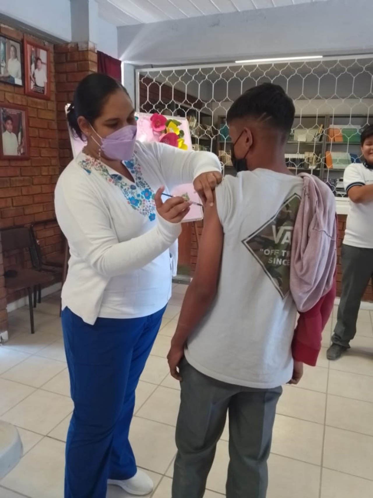 Vacunan en escuelas de Matamoros y San Pedro contra COVID-19