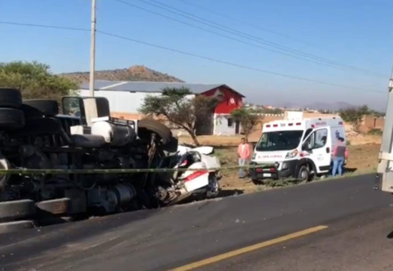 Choca taxi y mueren 5 personas sobre la carretera libre Durango-Gómez Palacio