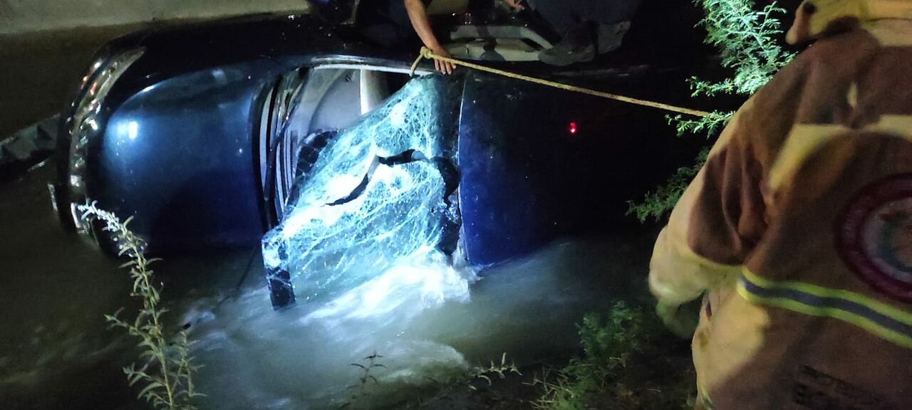 Muere hombre tras caer en su vehículo a un canal en Gómez Palacio