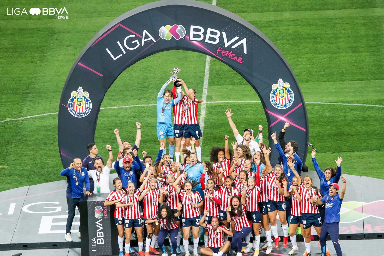 Chivas cae, pero conquista título de la Liga MX femenil