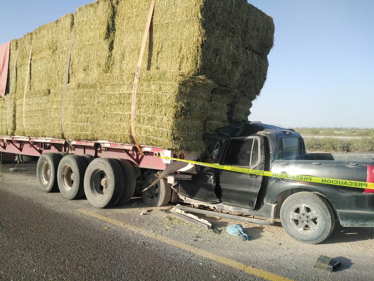 Choque entre camioneta y tráiler deja tres muertos en Mapimí