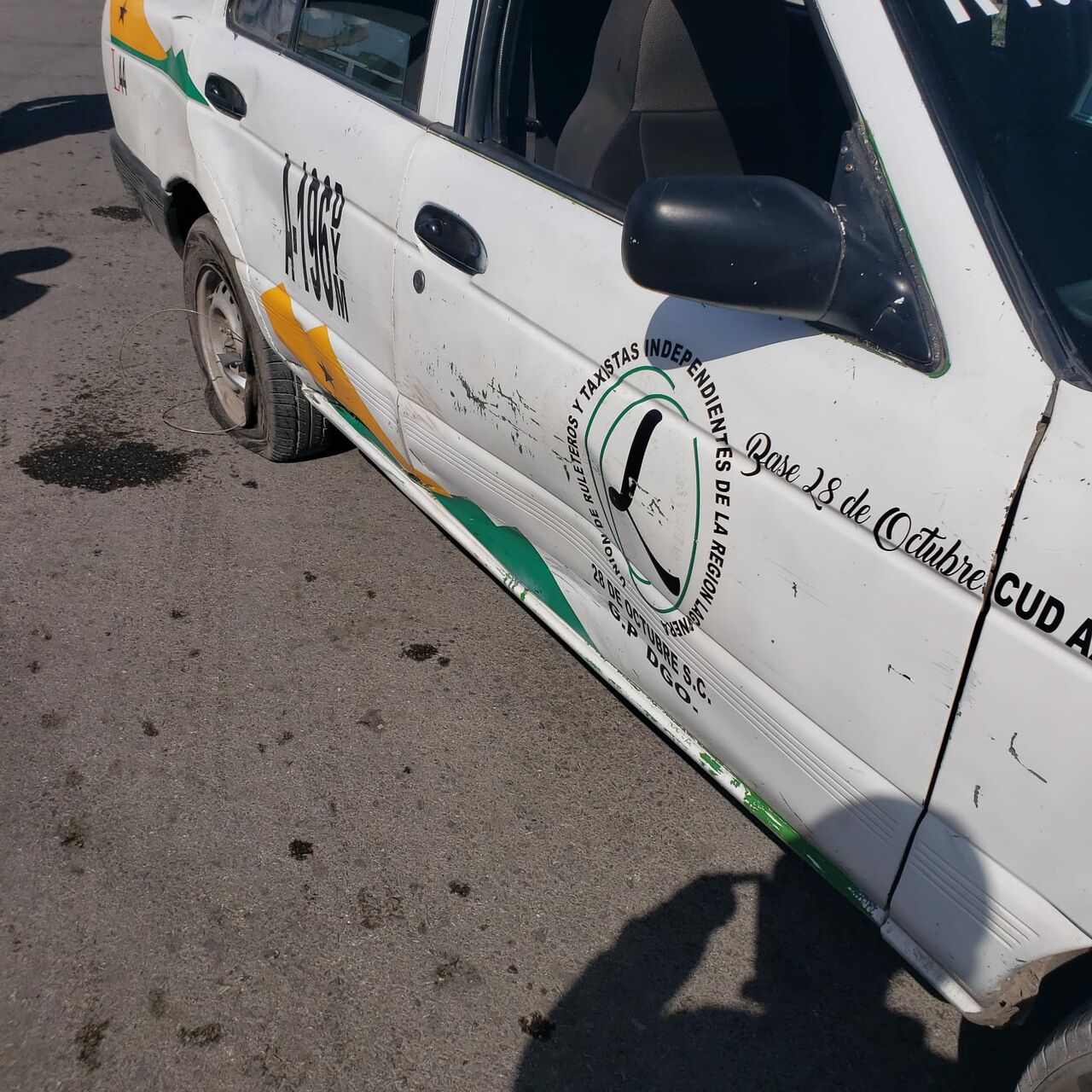Taxi le corta la circulación a motociclista en Gómez Palacio
