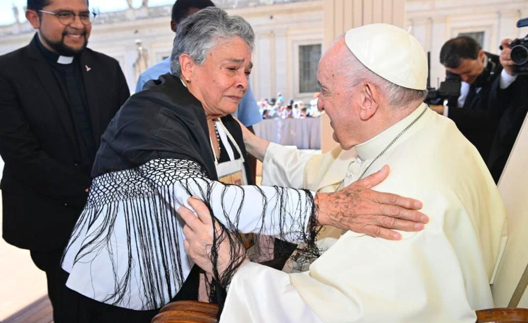 Papa Francisco saluda y bendice a madre buscadora mexicana