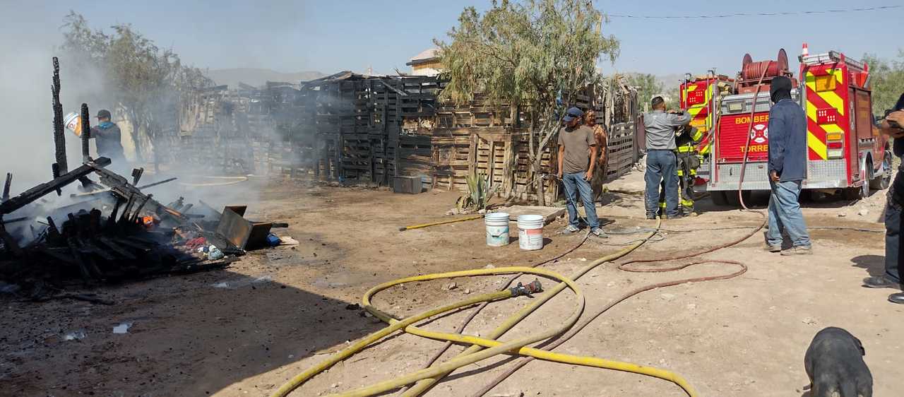 Bomberos sofocan incendio en jacales en Torreón