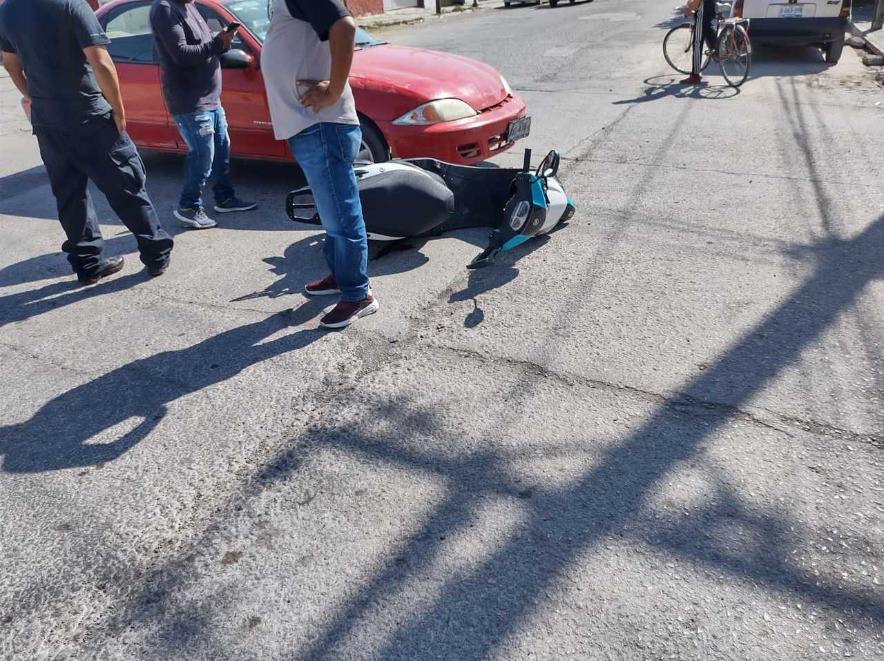 Mujer al volante derriba a otra mujer en moto en Gómez Palacio
