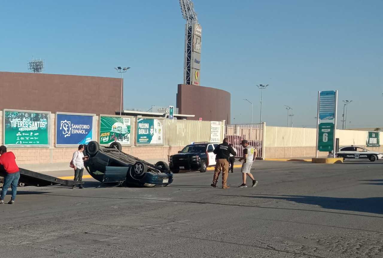 Choque volcadura deja una lesionada en Torreón
