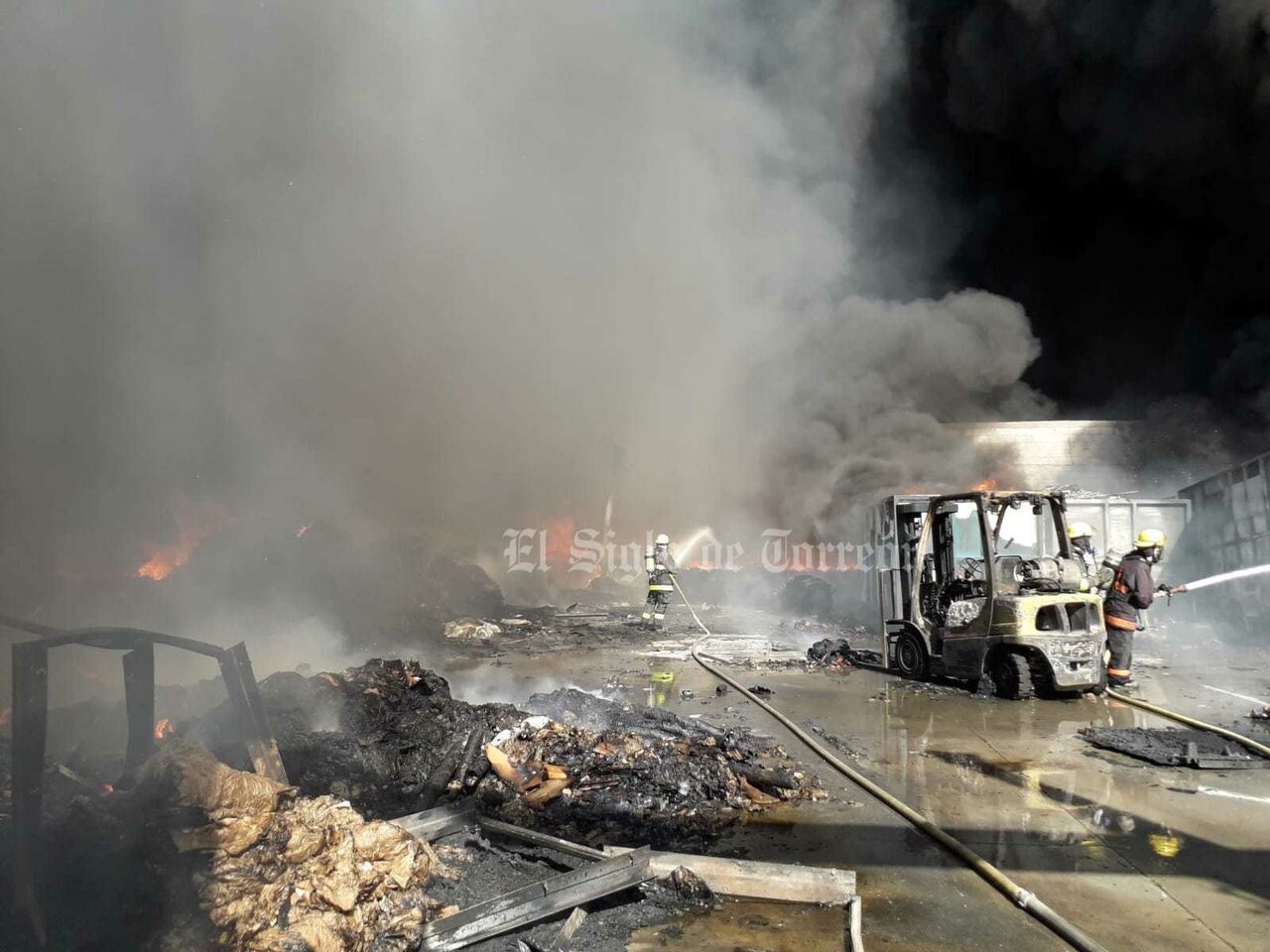 Fuerte incendio consume empresa recicladora en Torreón