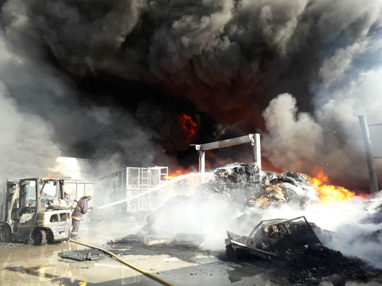 Así se ve el incendio de la recicladora de Torreón desde diversas zonas de La Laguna 