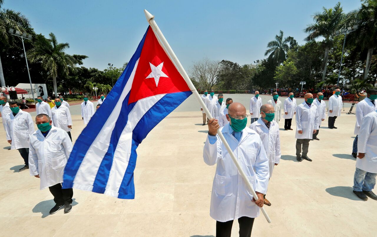 Juez federal admite amparo contra la contratación de médicos cubanos