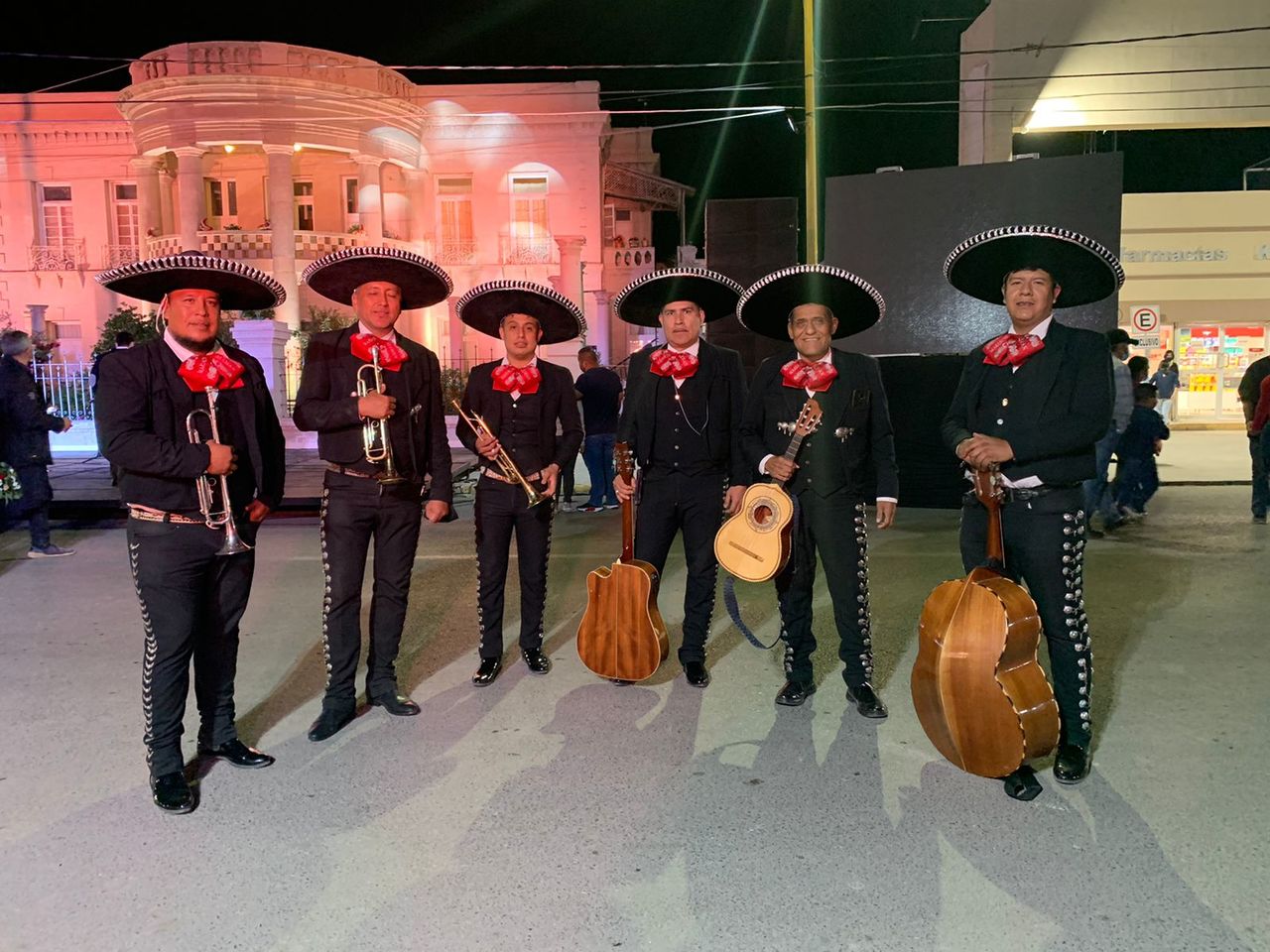 Cierran festejos de mayo con mariachi en San Pedro