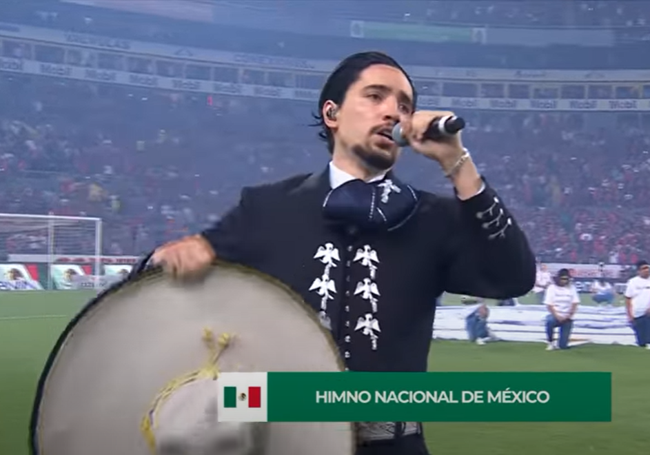Alejandro Fernández Jr. se equivoca al cantar el Himno Nacional en partido de la final