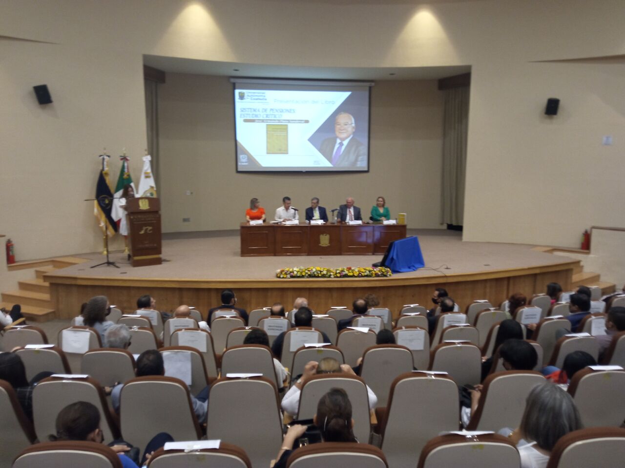 Presentan en Torreón libro 'Sistemas de pensiones: estudio crítico'
