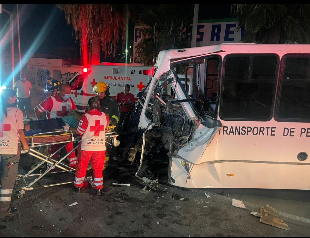 Operador de autobús de personal queda atrapado tras fuerte accidente en Torreón. Noticias en tiempo real