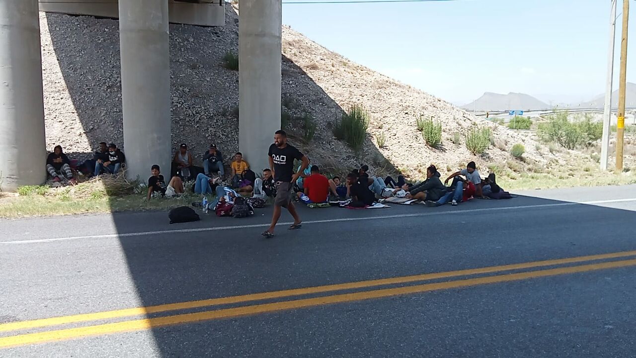 ¡Llegan más! Arriban 300 migrantes a Coahuila por la carretera Monterrey-Saltillo