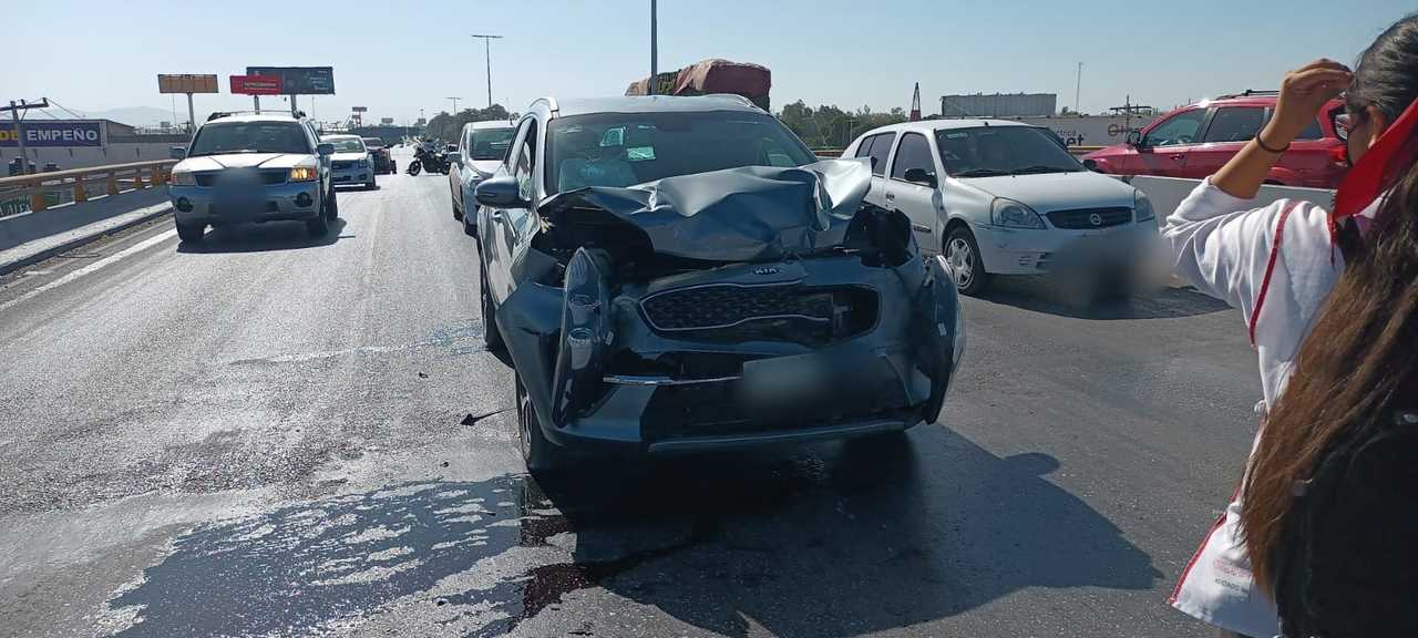 Camioneta se impacta con tráiler en carretera Torreón-Matamoros