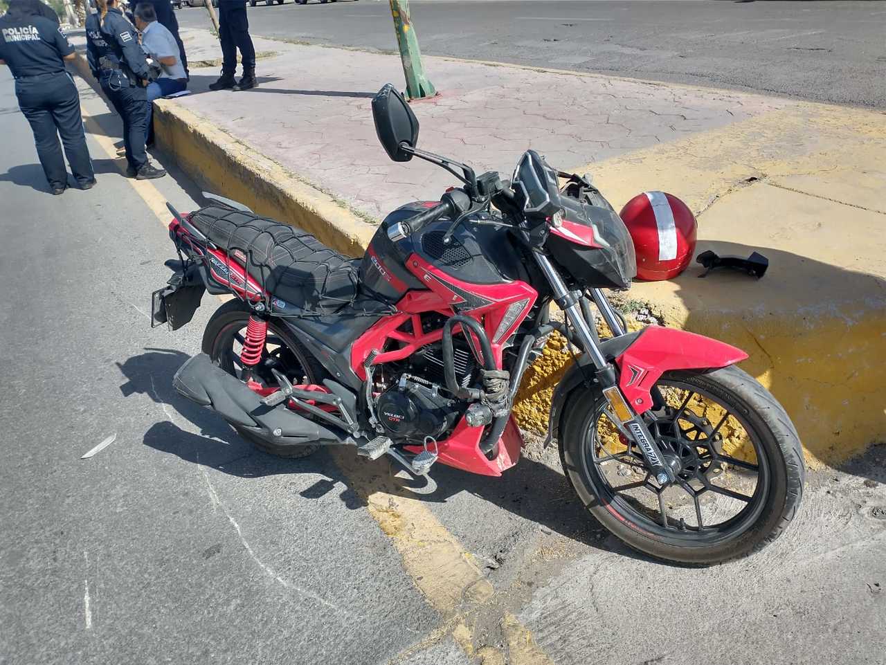 Motociclista se impacta contra un vehículo en Gómez Palacio