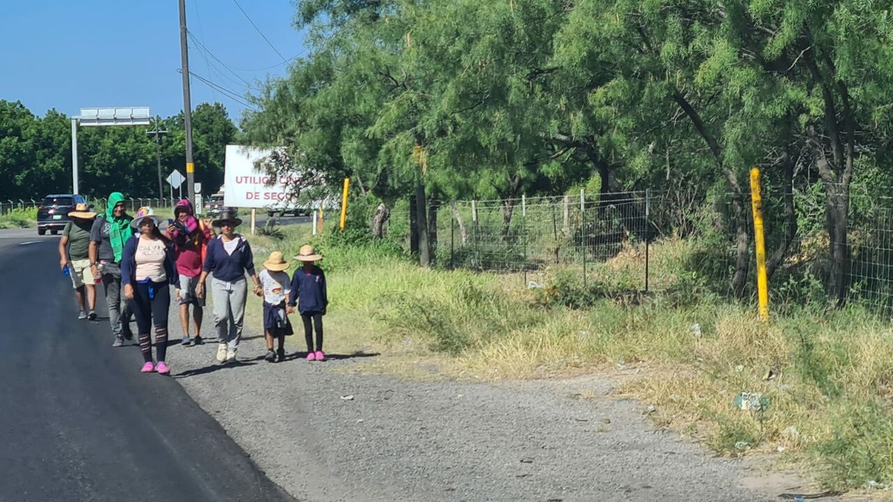 Migrantes continúan su viaje a la frontera norte caminando por Coahuila